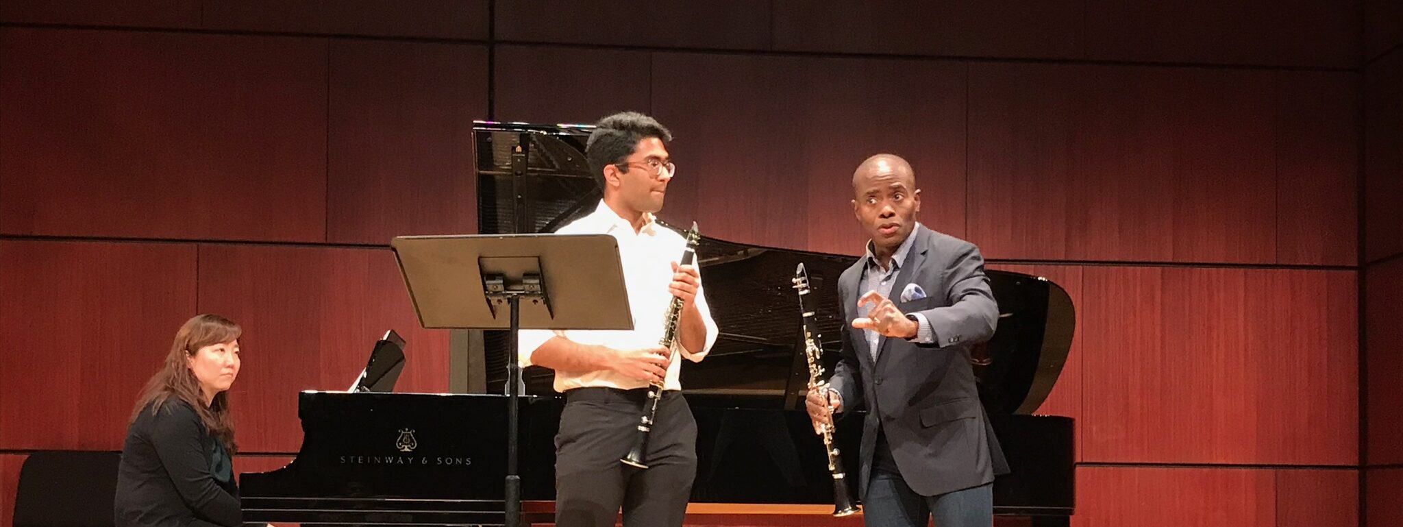 Anthony McGill, principal clarinetist of the New York Philharmonic, works with Neerav Kumar '22)